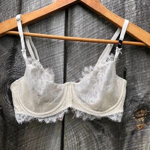 NWT Victoria’s Secret Silver Lace Underwire Bra Size 34C